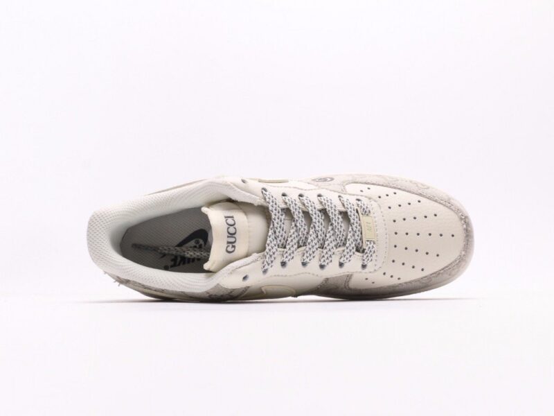 【AT2751】Gucci x Nike ナイキ エアフォース1 '07 ロー グッチコラボ - スモークグレー　エアフォース1ローカットスニーカー　カラーデザインは二次元のグラフィティ風にインスピレーションを受けて、ブラックとシルバーの組み合わせが高級感を演出しています。