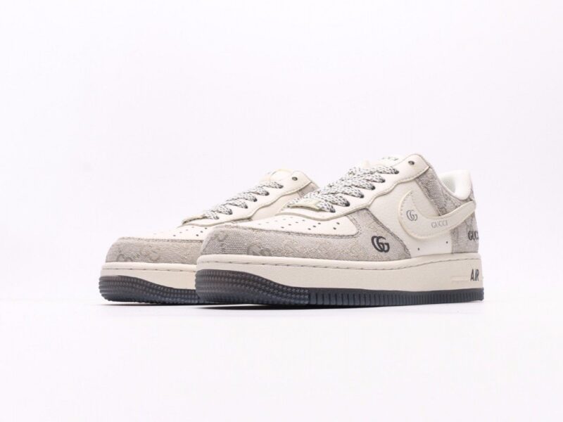 【AT2751】Gucci x Nike ナイキ エアフォース1 '07 ロー グッチコラボ - スモークグレー　エアフォース1ローカットスニーカー　カラーデザインは二次元のグラフィティ風にインスピレーションを受けて、ブラックとシルバーの組み合わせが高級感を演出しています。