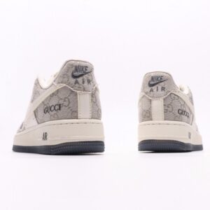 【AT2751】Gucci x Nike ナイキ エアフォース1 '07 ロー グッチコラボ - スモークグレー　エアフォース1ローカットスニーカー　カラーデザインは二次元のグラフィティ風にインスピレーションを受けて、ブラックとシルバーの組み合わせが高級感を演出しています。