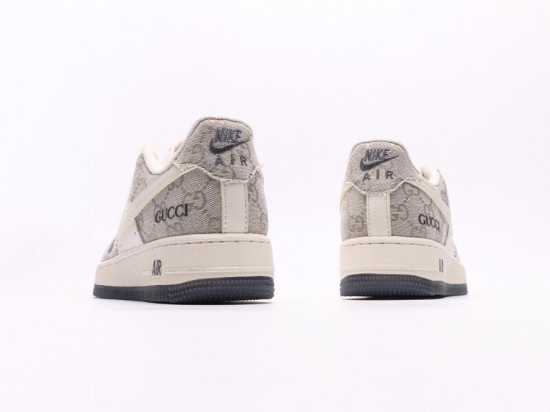 【AT2751】Gucci x Nike ナイキ エアフォース1 '07 ロー グッチコラボ - スモークグレー　エアフォース1ローカットスニーカー　カラーデザインは二次元のグラフィティ風にインスピレーションを受けて、ブラックとシルバーの組み合わせが高級感を演出しています。