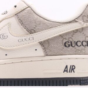 【AT2751】Gucci x Nike ナイキ エアフォース1 '07 ロー グッチコラボ - スモークグレー　エアフォース1ローカットスニーカー　カラーデザインは二次元のグラフィティ風にインスピレーションを受けて、ブラックとシルバーの組み合わせが高級感を演出しています。