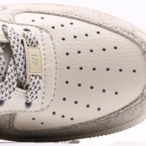 【AT2751】Gucci x Nike ナイキ エアフォース1 '07 ロー グッチコラボ - スモークグレー　エアフォース1ローカットスニーカー　カラーデザインは二次元のグラフィティ風にインスピレーションを受けて、ブラックとシルバーの組み合わせが高級感を演出しています。