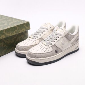 【AT2751】Gucci x Nike ナイキ エアフォース1 '07 ロー グッチコラボ - スモークグレー　エアフォース1ローカットスニーカー　カラーデザインは二次元のグラフィティ風にインスピレーションを受けて、ブラックとシルバーの組み合わせが高級感を演出しています。