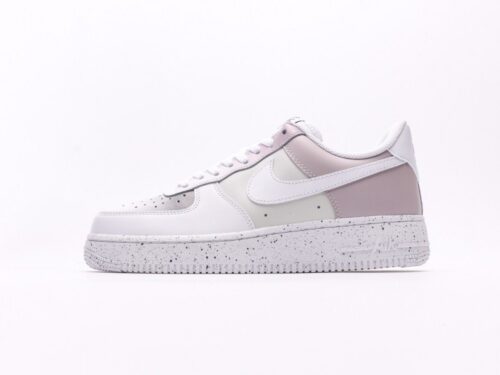 【AT2752】Nike AIR FORCE 1‘07 エア フォース 1 ロー ユース デイジョギング カジュアル スニーカー。柔らかく、弾力のあるクッション性能と優れたミッドソールデザインで、古典的なデザインと現代的なスタイルが融合して、世界中で30年以上も人気を博しているForce 1。