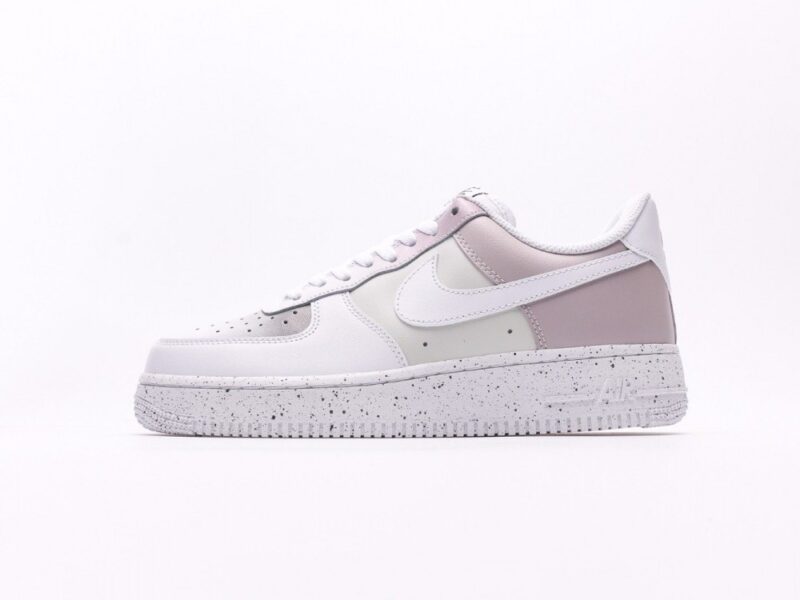 【AT2752】Nike AIR FORCE 1‘07 エア フォース 1 ロー ユース デイジョギング カジュアル スニーカー。柔らかく、弾力のあるクッション性能と優れたミッドソールデザインで、古典的なデザインと現代的なスタイルが融合して、世界中で30年以上も人気を博しているForce 1。