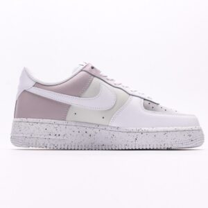 【AT2752】Nike AIR FORCE 1‘07 エア フォース 1 ロー ユース デイジョギング カジュアル スニーカー。柔らかく、弾力のあるクッション性能と優れたミッドソールデザインで、古典的なデザインと現代的なスタイルが融合して、世界中で30年以上も人気を博しているForce 1。