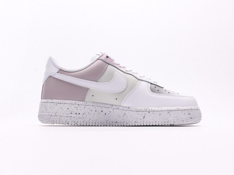 【AT2752】Nike AIR FORCE 1‘07 エア フォース 1 ロー ユース デイジョギング カジュアル スニーカー。柔らかく、弾力のあるクッション性能と優れたミッドソールデザインで、古典的なデザインと現代的なスタイルが融合して、世界中で30年以上も人気を博しているForce 1。