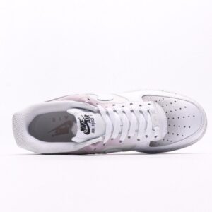 【AT2752】Nike AIR FORCE 1‘07 エア フォース 1 ロー ユース デイジョギング カジュアル スニーカー。柔らかく、弾力のあるクッション性能と優れたミッドソールデザインで、古典的なデザインと現代的なスタイルが融合して、世界中で30年以上も人気を博しているForce 1。
