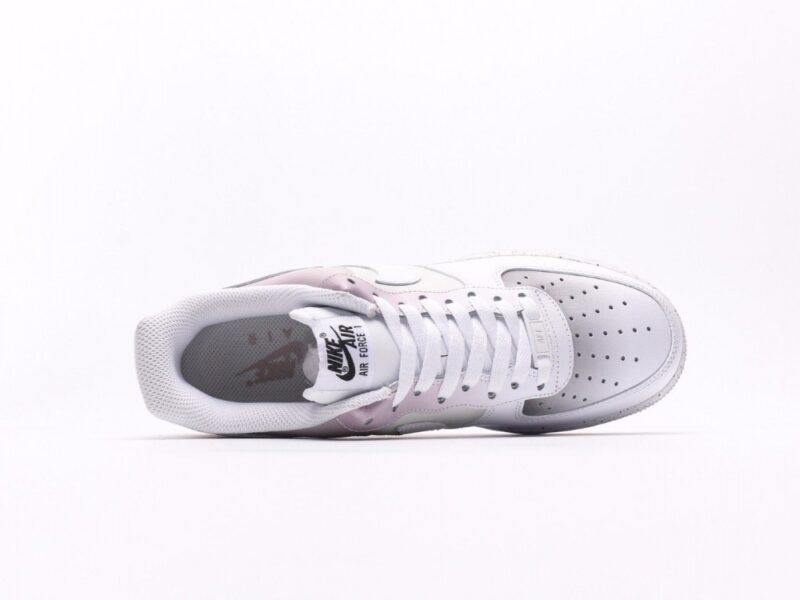 【AT2752】Nike AIR FORCE 1‘07 エア フォース 1 ロー ユース デイジョギング カジュアル スニーカー。柔らかく、弾力のあるクッション性能と優れたミッドソールデザインで、古典的なデザインと現代的なスタイルが融合して、世界中で30年以上も人気を博しているForce 1。