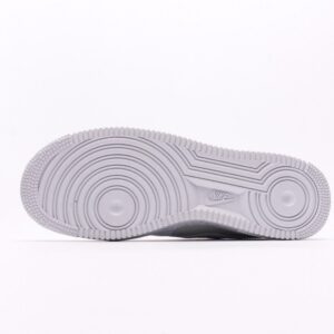 【AT2752】Nike AIR FORCE 1‘07 エア フォース 1 ロー ユース デイジョギング カジュアル スニーカー。柔らかく、弾力のあるクッション性能と優れたミッドソールデザインで、古典的なデザインと現代的なスタイルが融合して、世界中で30年以上も人気を博しているForce 1。