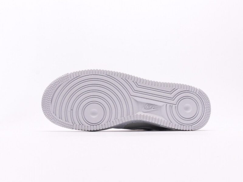【AT2752】Nike AIR FORCE 1‘07 エア フォース 1 ロー ユース デイジョギング カジュアル スニーカー。柔らかく、弾力のあるクッション性能と優れたミッドソールデザインで、古典的なデザインと現代的なスタイルが融合して、世界中で30年以上も人気を博しているForce 1。