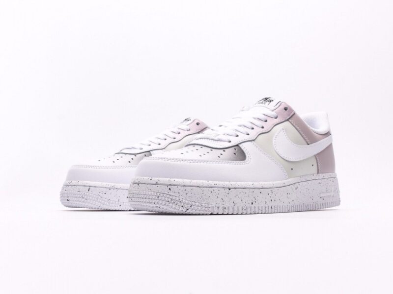 【AT2752】Nike AIR FORCE 1‘07 エア フォース 1 ロー ユース デイジョギング カジュアル スニーカー。柔らかく、弾力のあるクッション性能と優れたミッドソールデザインで、古典的なデザインと現代的なスタイルが融合して、世界中で30年以上も人気を博しているForce 1。