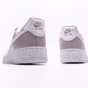 【AT2752】Nike AIR FORCE 1‘07 エア フォース 1 ロー ユース デイジョギング カジュアル スニーカー。柔らかく、弾力のあるクッション性能と優れたミッドソールデザインで、古典的なデザインと現代的なスタイルが融合して、世界中で30年以上も人気を博しているForce 1。