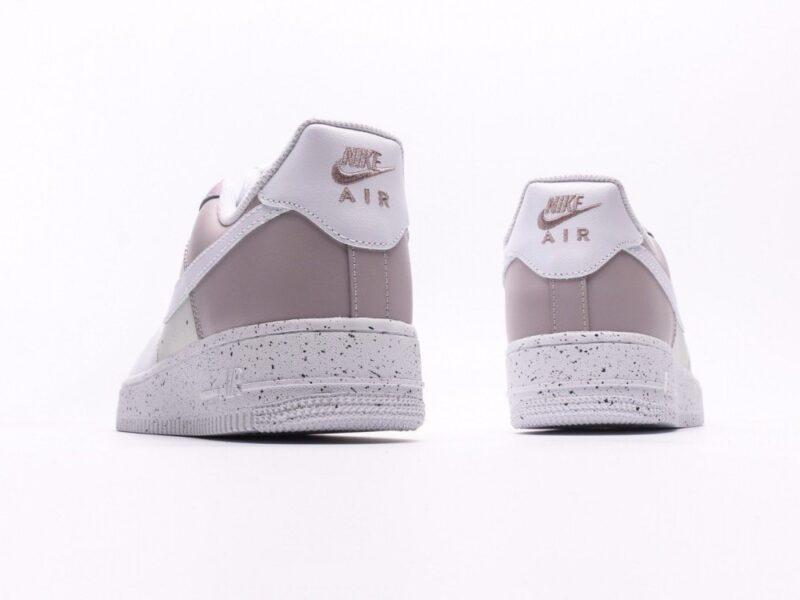 【AT2752】Nike AIR FORCE 1‘07 エア フォース 1 ロー ユース デイジョギング カジュアル スニーカー。柔らかく、弾力のあるクッション性能と優れたミッドソールデザインで、古典的なデザインと現代的なスタイルが融合して、世界中で30年以上も人気を博しているForce 1。