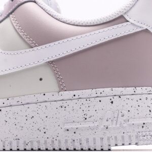 【AT2752】Nike AIR FORCE 1‘07 エア フォース 1 ロー ユース デイジョギング カジュアル スニーカー。柔らかく、弾力のあるクッション性能と優れたミッドソールデザインで、古典的なデザインと現代的なスタイルが融合して、世界中で30年以上も人気を博しているForce 1。
