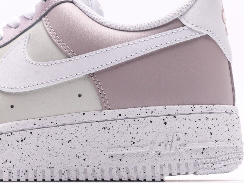 【AT2752】Nike AIR FORCE 1‘07 エア フォース 1 ロー ユース デイジョギング カジュアル スニーカー。柔らかく、弾力のあるクッション性能と優れたミッドソールデザインで、古典的なデザインと現代的なスタイルが融合して、世界中で30年以上も人気を博しているForce 1。