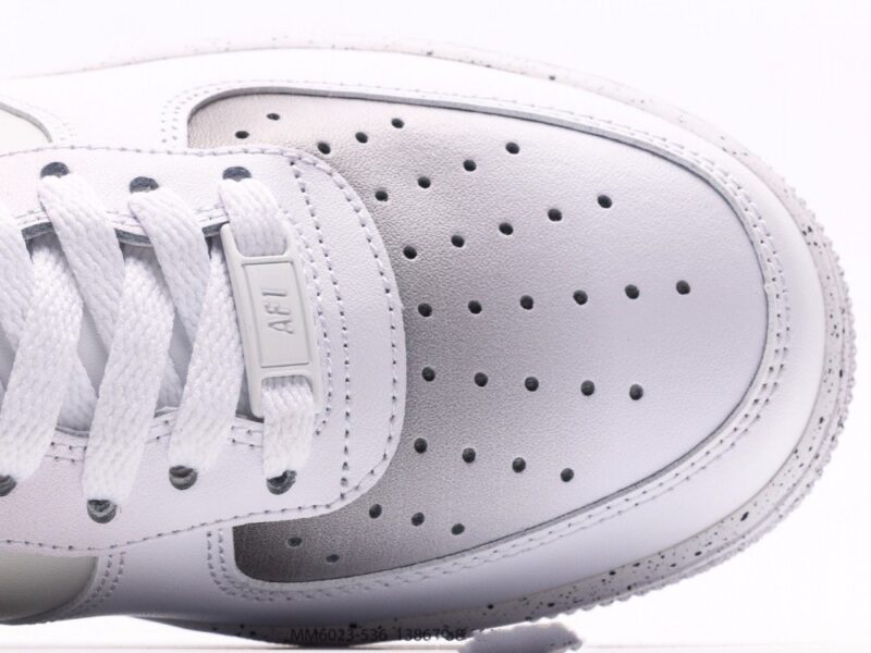【AT2752】Nike AIR FORCE 1‘07 エア フォース 1 ロー ユース デイジョギング カジュアル スニーカー。柔らかく、弾力のあるクッション性能と優れたミッドソールデザインで、古典的なデザインと現代的なスタイルが融合して、世界中で30年以上も人気を博しているForce 1。
