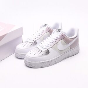 【AT2752】Nike AIR FORCE 1‘07 エア フォース 1 ロー ユース デイジョギング カジュアル スニーカー。柔らかく、弾力のあるクッション性能と優れたミッドソールデザインで、古典的なデザインと現代的なスタイルが融合して、世界中で30年以上も人気を博しているForce 1。