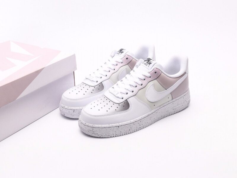 【AT2752】Nike AIR FORCE 1‘07 エア フォース 1 ロー ユース デイジョギング カジュアル スニーカー。柔らかく、弾力のあるクッション性能と優れたミッドソールデザインで、古典的なデザインと現代的なスタイルが融合して、世界中で30年以上も人気を博しているForce 1。