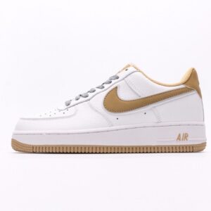 【AT2753】Nike AIR FORCE 1‘07 エアフォース1低カットモデル。柔らかく弾力性に富むクッショニングと優れたミッドソールデザインで、レトロと現代を融合した外観が特徴です。世界中で30年以上愛されているForce 1。