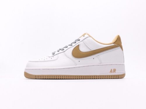 【AT2753】Nike AIR FORCE 1‘07 エアフォース1低カットモデル。柔らかく弾力性に富むクッショニングと優れたミッドソールデザインで、レトロと現代を融合した外観が特徴です。世界中で30年以上愛されているForce 1。