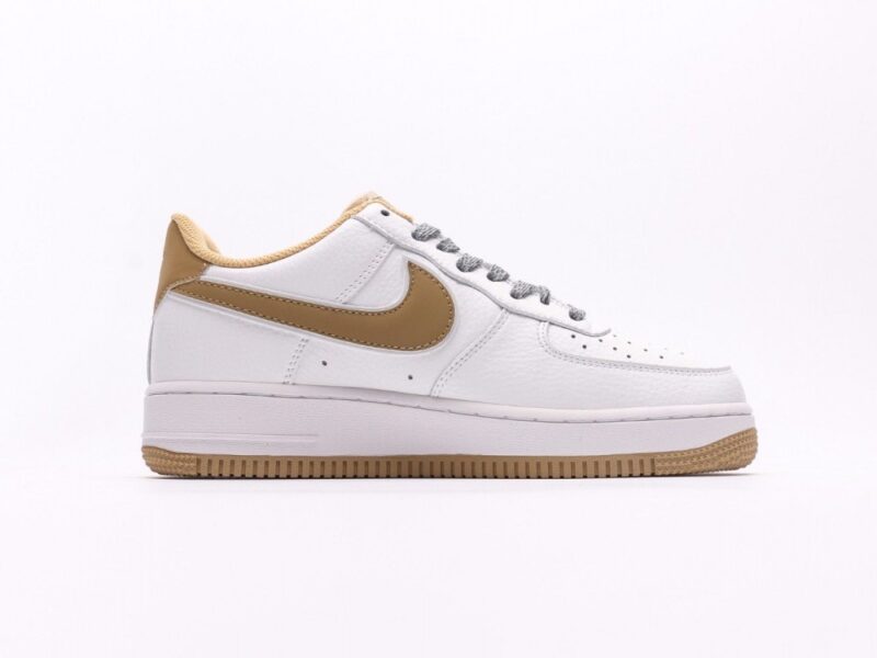 【AT2753】Nike AIR FORCE 1‘07 エアフォース1低カットモデル。柔らかく弾力性に富むクッショニングと優れたミッドソールデザインで、レトロと現代を融合した外観が特徴です。世界中で30年以上愛されているForce 1。