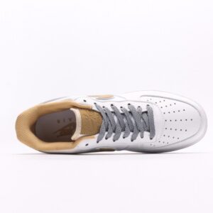 【AT2753】Nike AIR FORCE 1‘07 エアフォース1低カットモデル。柔らかく弾力性に富むクッショニングと優れたミッドソールデザインで、レトロと現代を融合した外観が特徴です。世界中で30年以上愛されているForce 1。