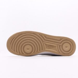 【AT2753】Nike AIR FORCE 1‘07 エアフォース1低カットモデル。柔らかく弾力性に富むクッショニングと優れたミッドソールデザインで、レトロと現代を融合した外観が特徴です。世界中で30年以上愛されているForce 1。