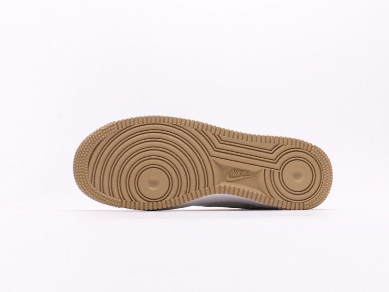 【AT2753】Nike AIR FORCE 1‘07 エアフォース1低カットモデル。柔らかく弾力性に富むクッショニングと優れたミッドソールデザインで、レトロと現代を融合した外観が特徴です。世界中で30年以上愛されているForce 1。
