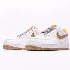 【AT2753】Nike AIR FORCE 1‘07 エアフォース1低カットモデル。柔らかく弾力性に富むクッショニングと優れたミッドソールデザインで、レトロと現代を融合した外観が特徴です。世界中で30年以上愛されているForce 1。