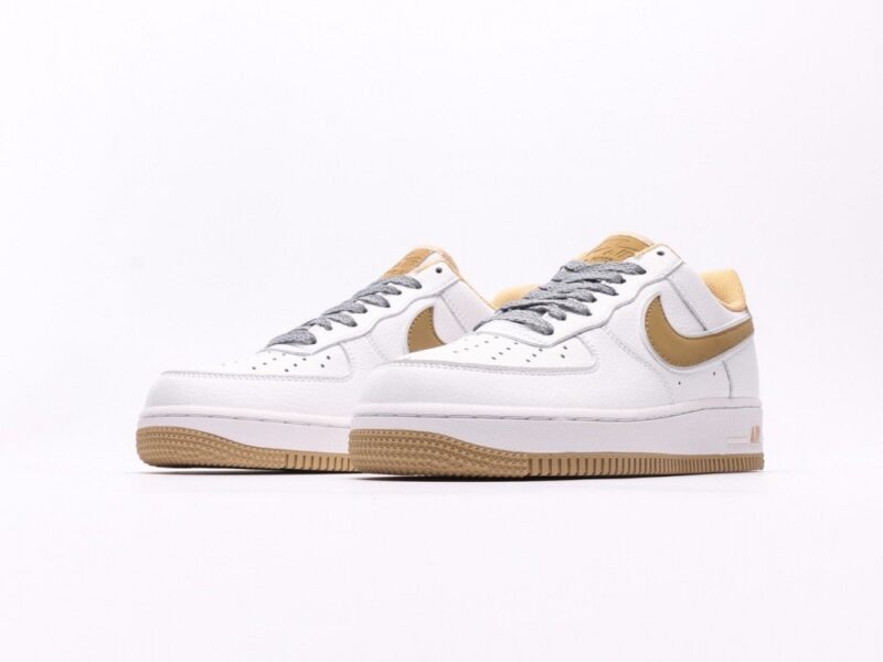 【AT2753】Nike AIR FORCE 1‘07 エアフォース1低カットモデル。柔らかく弾力性に富むクッショニングと優れたミッドソールデザインで、レトロと現代を融合した外観が特徴です。世界中で30年以上愛されているForce 1。