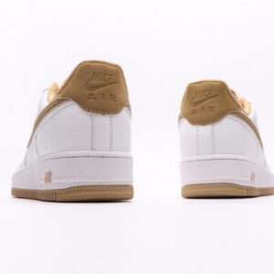 【AT2753】Nike AIR FORCE 1‘07 エアフォース1低カットモデル。柔らかく弾力性に富むクッショニングと優れたミッドソールデザインで、レトロと現代を融合した外観が特徴です。世界中で30年以上愛されているForce 1。