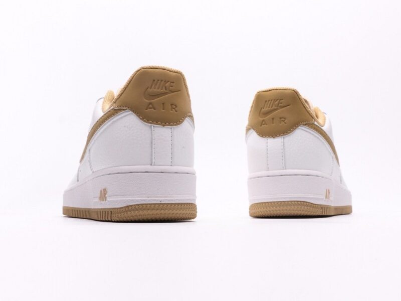 【AT2753】Nike AIR FORCE 1‘07 エアフォース1低カットモデル。柔らかく弾力性に富むクッショニングと優れたミッドソールデザインで、レトロと現代を融合した外観が特徴です。世界中で30年以上愛されているForce 1。