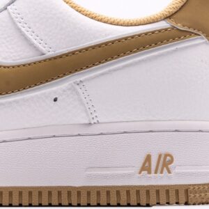 【AT2753】Nike AIR FORCE 1‘07 エアフォース1低カットモデル。柔らかく弾力性に富むクッショニングと優れたミッドソールデザインで、レトロと現代を融合した外観が特徴です。世界中で30年以上愛されているForce 1。