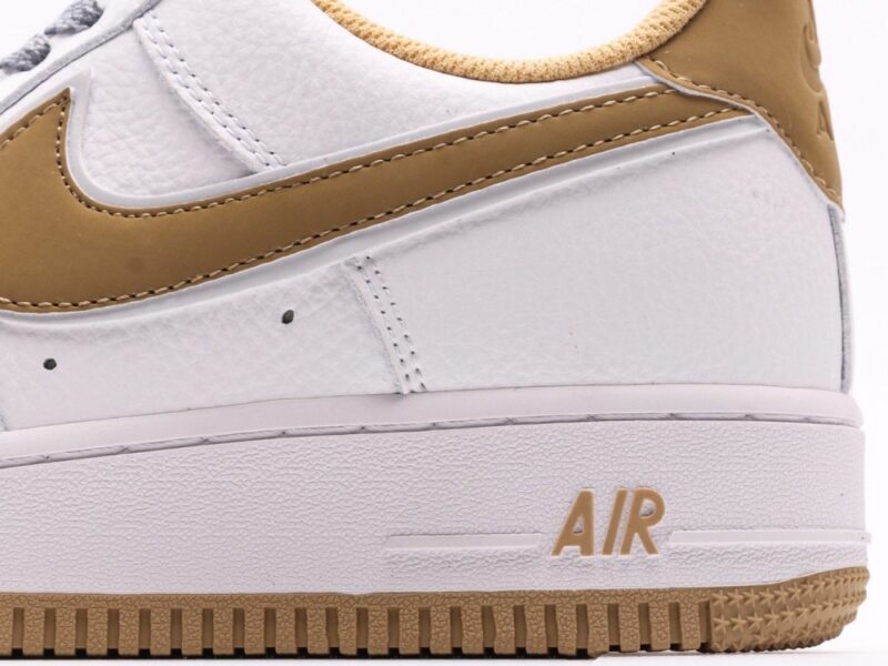 【AT2753】Nike AIR FORCE 1‘07 エアフォース1低カットモデル。柔らかく弾力性に富むクッショニングと優れたミッドソールデザインで、レトロと現代を融合した外観が特徴です。世界中で30年以上愛されているForce 1。