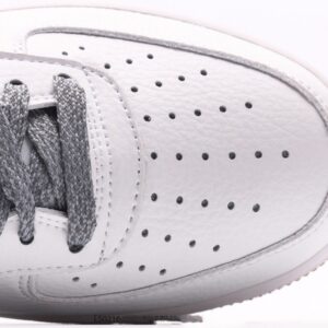 【AT2753】Nike AIR FORCE 1‘07 エアフォース1低カットモデル。柔らかく弾力性に富むクッショニングと優れたミッドソールデザインで、レトロと現代を融合した外観が特徴です。世界中で30年以上愛されているForce 1。