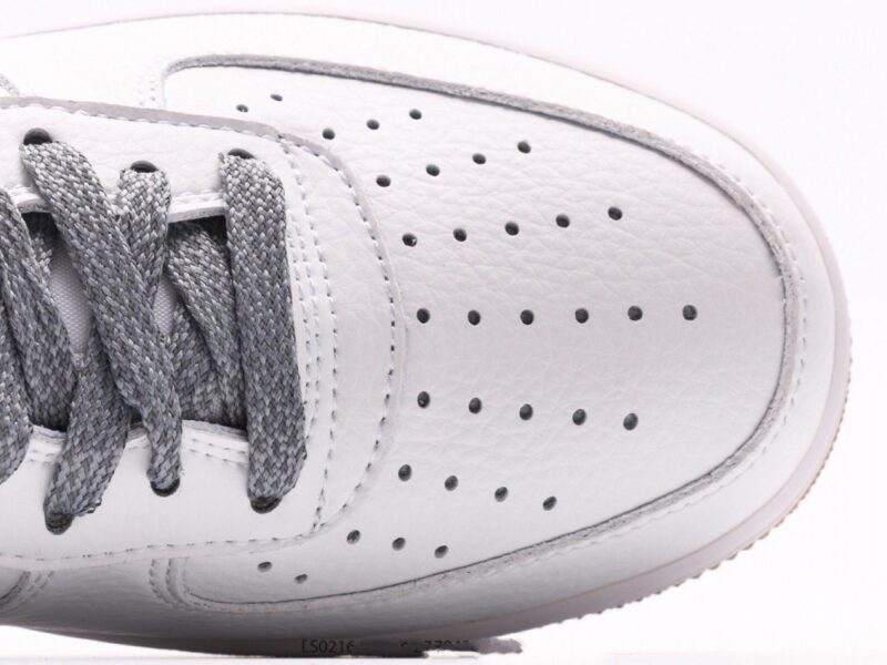 【AT2753】Nike AIR FORCE 1‘07 エアフォース1低カットモデル。柔らかく弾力性に富むクッショニングと優れたミッドソールデザインで、レトロと現代を融合した外観が特徴です。世界中で30年以上愛されているForce 1。