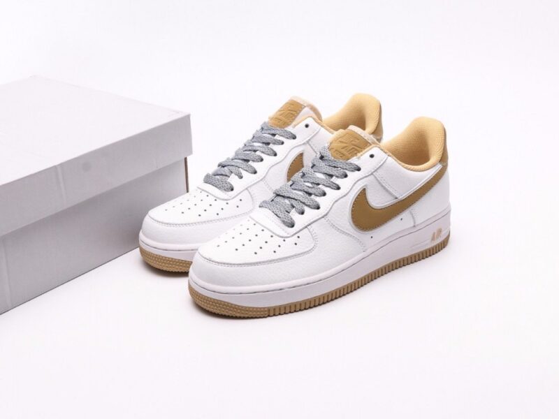 【AT2753】Nike AIR FORCE 1‘07 エアフォース1低カットモデル。柔らかく弾力性に富むクッショニングと優れたミッドソールデザインで、レトロと現代を融合した外観が特徴です。世界中で30年以上愛されているForce 1。
