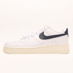 【AT2760】NIKE AIR FORCE 1 LOW エア フォース 1 ロー は、ベーシックでカジュアルなスポーツシューズです。