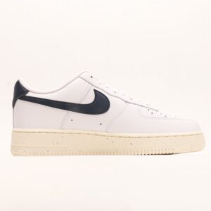 【AT2760】NIKE AIR FORCE 1 LOW エア フォース 1 ロー は、ベーシックでカジュアルなスポーツシューズです。