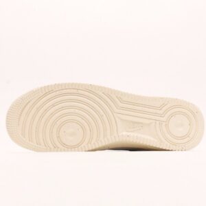 【AT2760】NIKE AIR FORCE 1 LOW エア フォース 1 ロー は、ベーシックでカジュアルなスポーツシューズです。