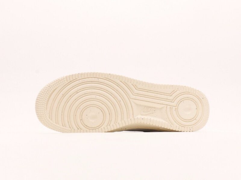 【AT2760】NIKE AIR FORCE 1 LOW エア フォース 1 ロー は、ベーシックでカジュアルなスポーツシューズです。