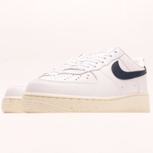 【AT2760】NIKE AIR FORCE 1 LOW エア フォース 1 ロー は、ベーシックでカジュアルなスポーツシューズです。