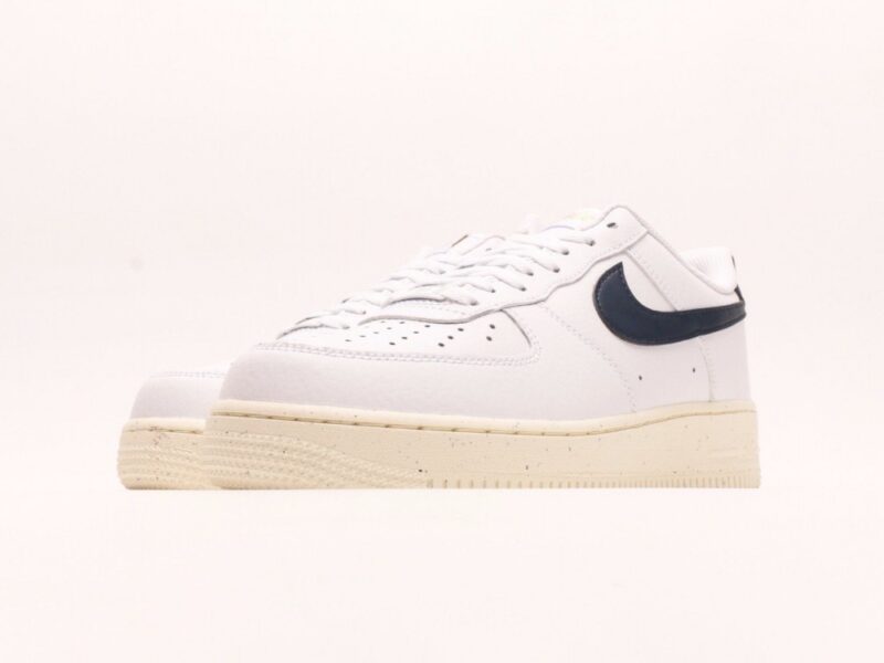 【AT2760】NIKE AIR FORCE 1 LOW エア フォース 1 ロー は、ベーシックでカジュアルなスポーツシューズです。