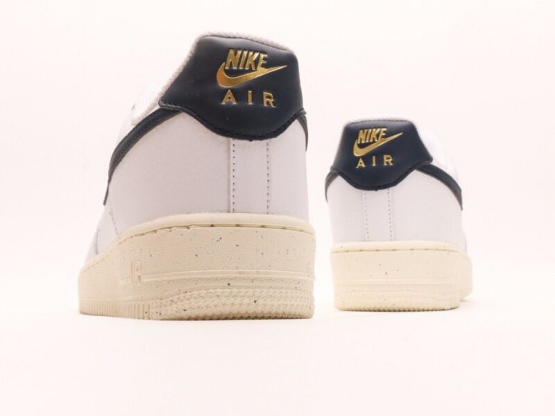 【AT2760】NIKE AIR FORCE 1 LOW エア フォース 1 ロー は、ベーシックでカジュアルなスポーツシューズです。