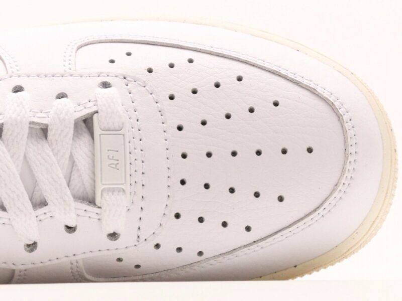 【AT2760】NIKE AIR FORCE 1 LOW エア フォース 1 ロー は、ベーシックでカジュアルなスポーツシューズです。
