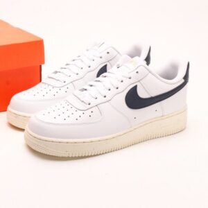 【AT2760】NIKE AIR FORCE 1 LOW エア フォース 1 ロー は、ベーシックでカジュアルなスポーツシューズです。