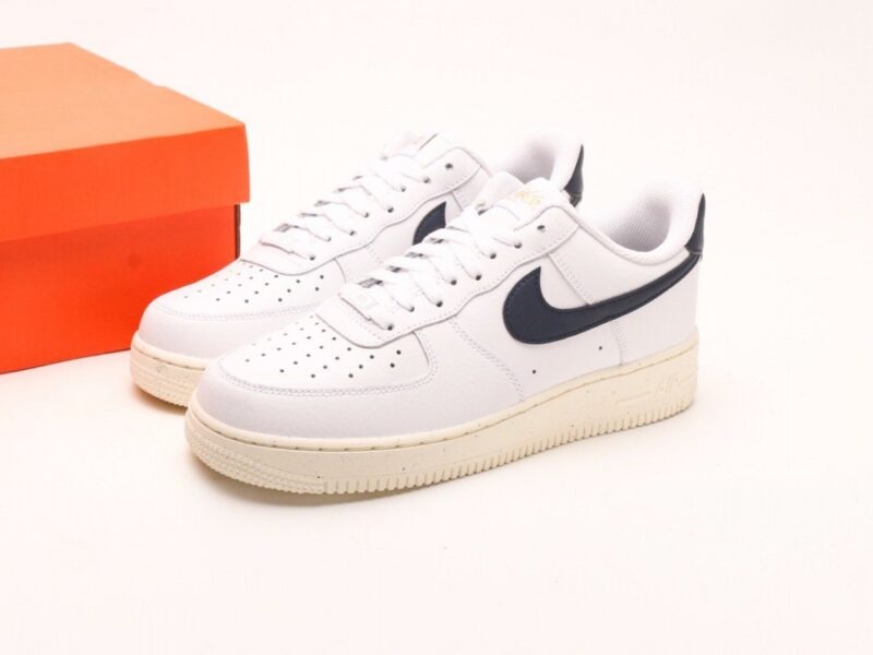 【AT2760】NIKE AIR FORCE 1 LOW エア フォース 1 ロー は、ベーシックでカジュアルなスポーツシューズです。