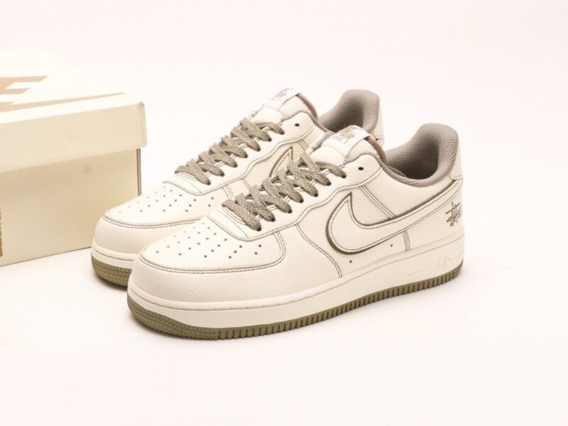 【AT2765】Nike x Stussy Nike Air Force 1 Lowは、万能でカジュアルなスポーツシューズです。