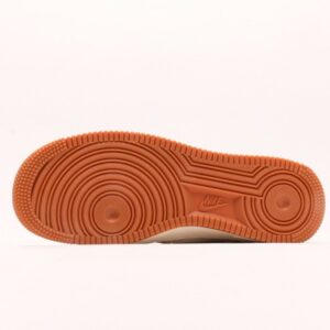 【AT2766】Nike Air Force 1´07 Low 空軍1号ローカットモデルは、ソフトでしなやかなクッショニング性能と優れたミッドソールデザインが特徴です。